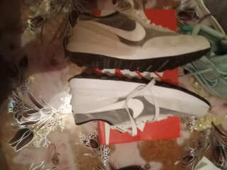 Zapatillas Nike grises y blancas
