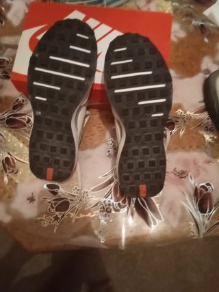 Zapatillas Nike grises y blancas