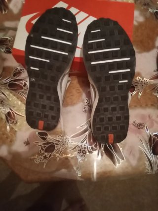 Zapatillas Nike grises y blancas