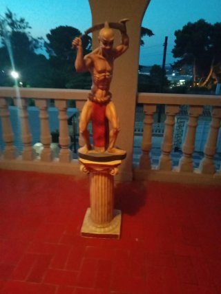 Estatua guerrero con espada
