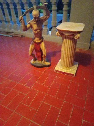 Estatua guerrero con espada