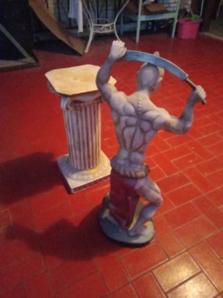 Estatua guerrero con espada