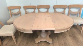 MESA REDONDA EXTESIBLE CON SILLAS DE MADERA
