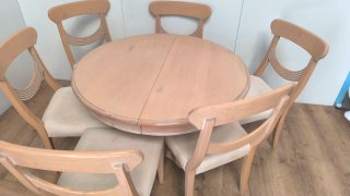 MESA REDONDA EXTESIBLE CON SILLAS DE MADERA