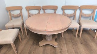 MESA REDONDA EXTESIBLE CON SILLAS DE MADERA