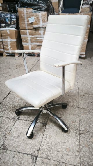 Silla de oficina blanca almacenada en guardamueble