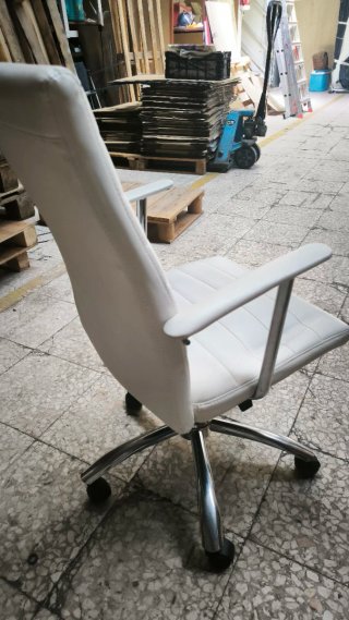 Silla de oficina blanca almacenada en guardamueble