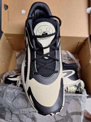 Zapatillas Under Armour beige y negro