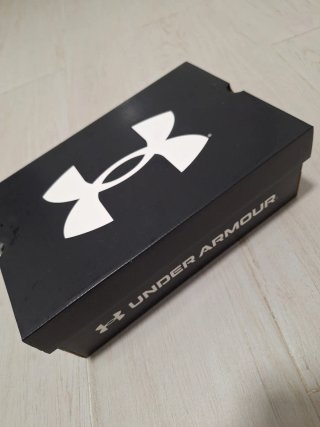 Zapatillas Under Armour beige y negro