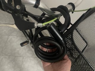 Bicicleta de ciudad negra con cesta