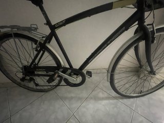 Bicicleta de ciudad negra con cesta