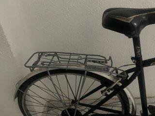 Bicicleta de ciudad negra con cesta