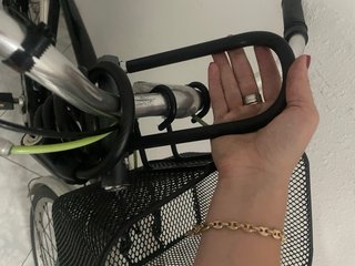 Bicicleta de ciudad negra con cesta