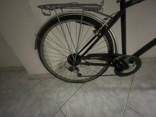 Bicicleta de ciudad negra con cesta