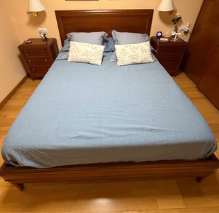 Cama de cerezo con base de madera