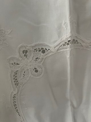Centrotavola ricamato bianco scatola 51