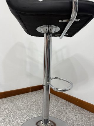 Silla alta elevable negra y plateada