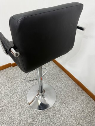 Silla alta elevable negra y plateada