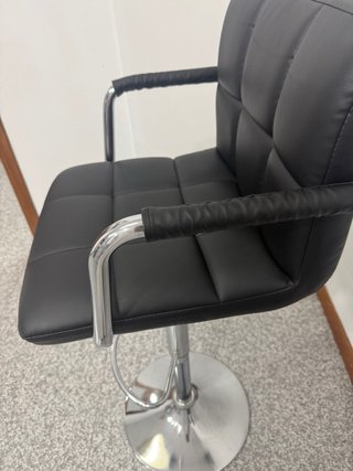Silla alta elevable negra y plateada