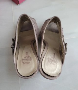 ZAPATO DESCUBIERTO DE TACÓN ALTO Y PLATAFORMA.