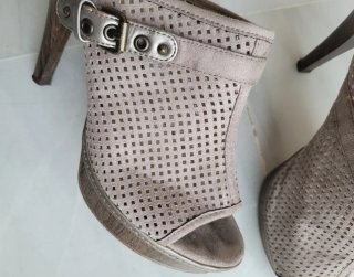 ZAPATO DESCUBIERTO DE TACÓN ALTO Y PLATAFORMA.