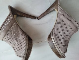 ZAPATO DESCUBIERTO DE TACÓN ALTO Y PLATAFORMA.