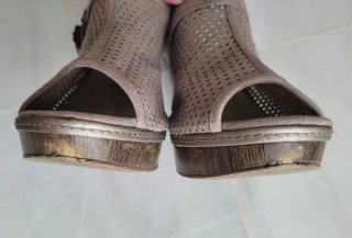 ZAPATO DESCUBIERTO DE TACÓN ALTO Y PLATAFORMA.