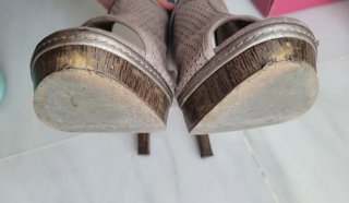 ZAPATO DESCUBIERTO DE TACÓN ALTO Y PLATAFORMA.