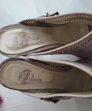 ZAPATO DESCUBIERTO DE TACÓN ALTO Y PLATAFORMA.