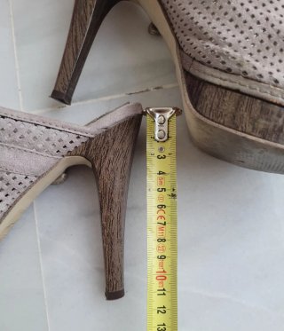 ZAPATO DESCUBIERTO DE TACÓN ALTO Y PLATAFORMA.