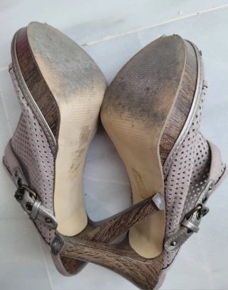 ZAPATO DESCUBIERTO DE TACÓN ALTO Y PLATAFORMA.