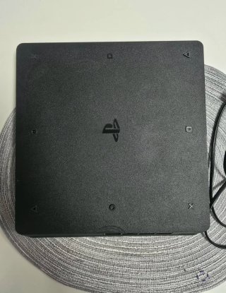 PS4 (PlayStation 4) Negra + Mando y Cables
