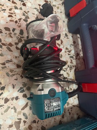 Fresadora Makita RT0702C