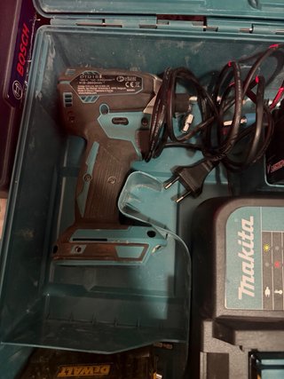 Fresadora Makita RT0702C