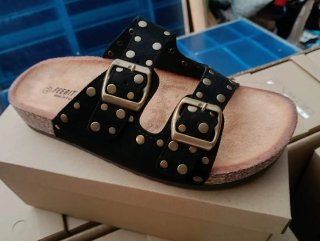 Sandalias con tachuelas