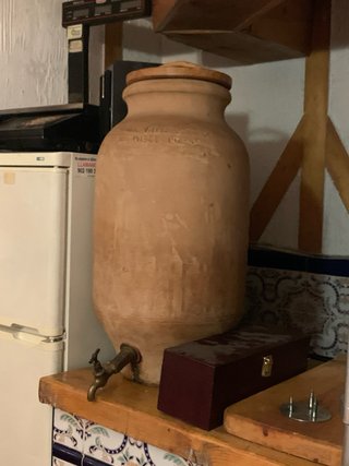 Mesa de comedor y sillas de bodega