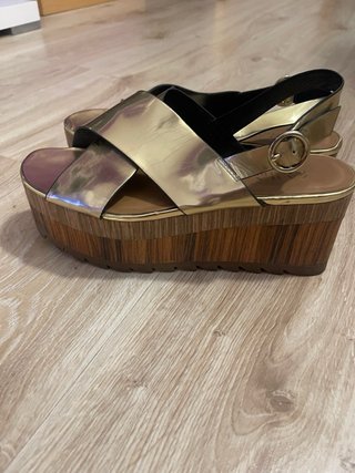 Sandalias Zara doradas tacón plataforma