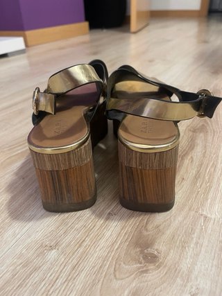 Sandalias Zara doradas tacón plataforma