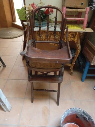 Trona de madera antigua para niñ@s