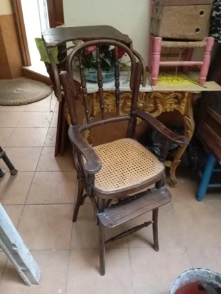 Trona de madera antigua para niñ@s