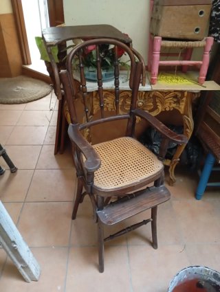 Trona de madera antigua para niñ@s