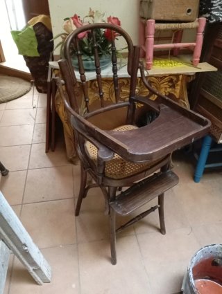 Trona de madera antigua para niñ@s