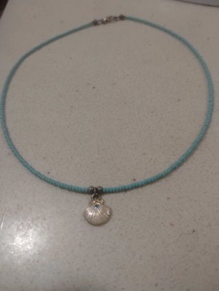Gargantilla turquesa con colgante de concha