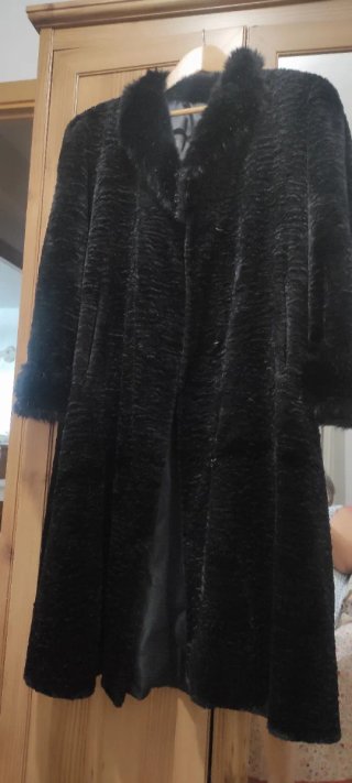 Abrigo de astracán negro
