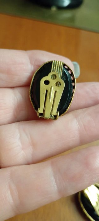 Orecchini anni 40/60 in ottone e cammeo vetro nero