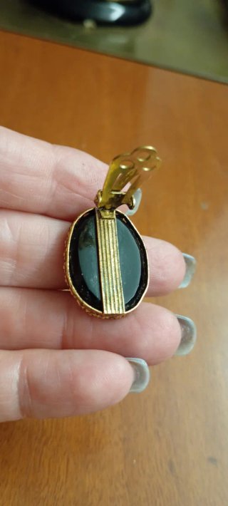 Orecchini anni 40/60 in ottone e cammeo vetro nero