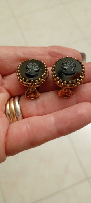 Orecchini anni 40/60 in ottone e cammeo vetro nero