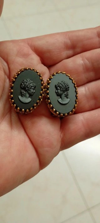 Orecchini anni 40/60 in ottone e cammeo vetro nero