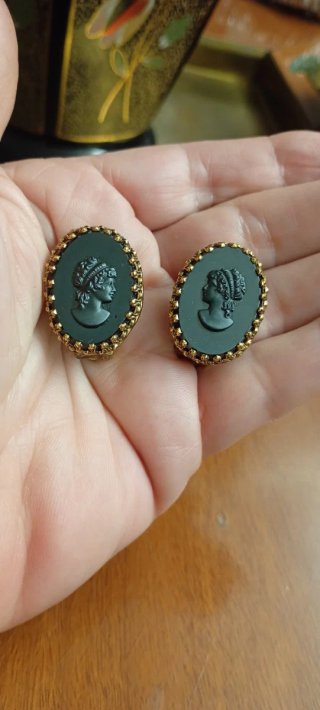 Orecchini anni 40/60 in ottone e cammeo vetro nero