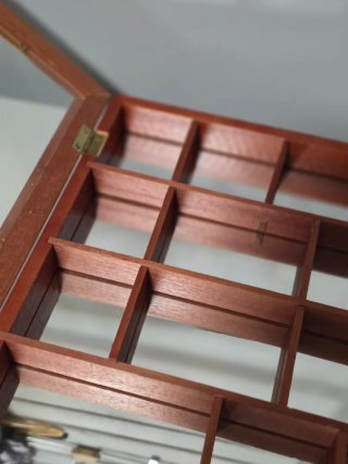 Vitrina de madera y cristal